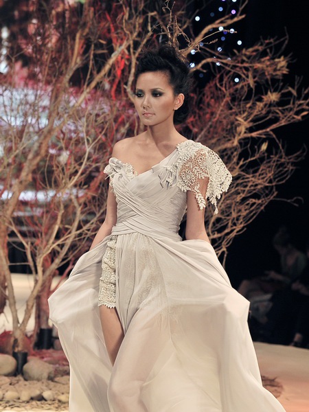 Phan Như Thảo nổi bật trên sàn diễn thời trang - 2 Phan Như Thảo nổi bật trên sàn diễn thời trang - 2