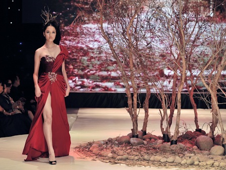 Phan Như Thảo nổi bật trên sàn diễn thời trang - 18 Phan Như Thảo nổi bật trên sàn diễn thời trang - 18