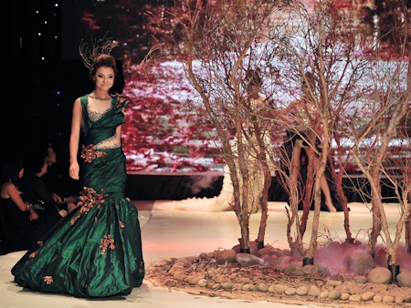 Phan Như Thảo nổi bật trên sàn diễn thời trang - 23 Phan Như Thảo nổi bật trên sàn diễn thời trang - 23