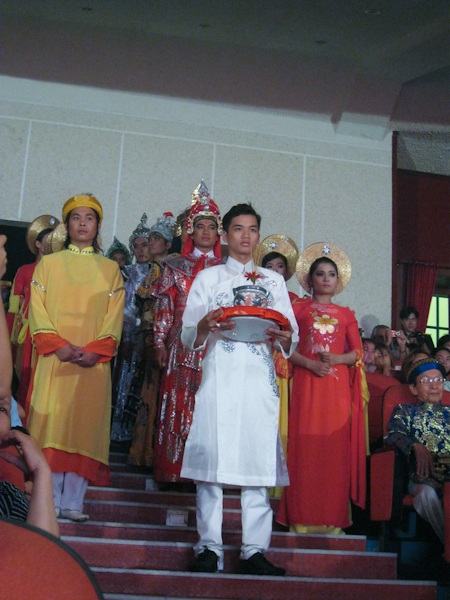 Hoài Linh tất bật cho lễ giỗ tổ - 11