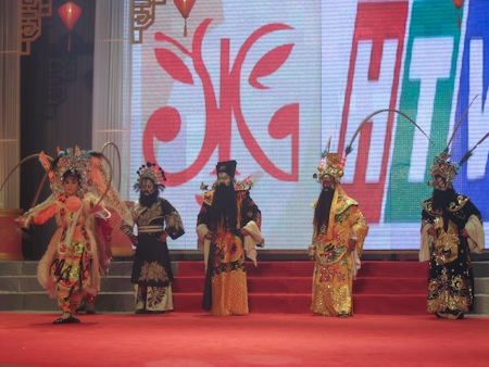 Hoài Linh tất bật cho lễ giỗ tổ - 17