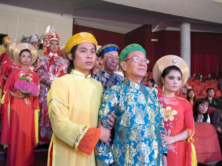Hoài Linh tất bật cho lễ giỗ tổ - 12