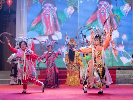Hoài Linh tất bật cho lễ giỗ tổ - 15