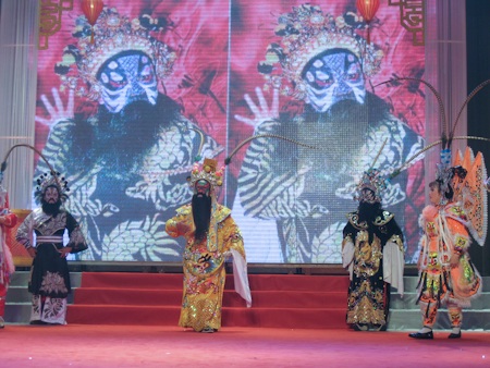 Hoài Linh tất bật cho lễ giỗ tổ - 16