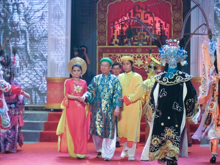 Hoài Linh tất bật cho lễ giỗ tổ - 13