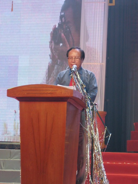 Hoài Linh tất bật cho lễ giỗ tổ - 14