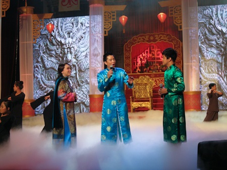 Hoài Linh tất bật cho lễ giỗ tổ - 19