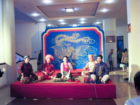 Hoài Linh tất bật cho lễ giỗ tổ - 1