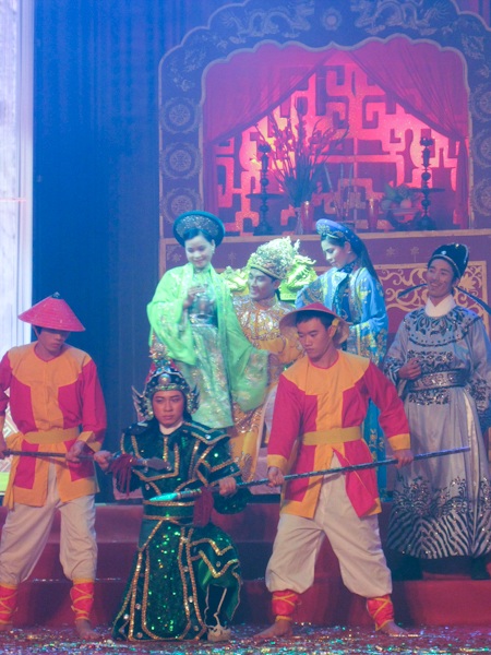 Hoài Linh tất bật cho lễ giỗ tổ - 20