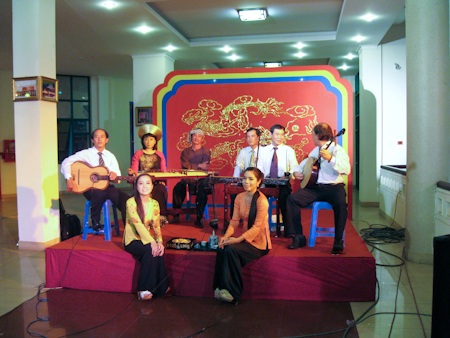 Hoài Linh tất bật cho lễ giỗ tổ - 2