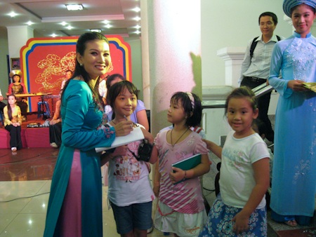 Hoài Linh tất bật cho lễ giỗ tổ - 6