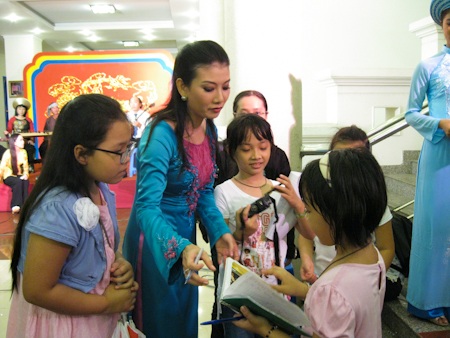 Hoài Linh tất bật cho lễ giỗ tổ - 7