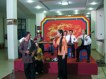Hoài Linh tất bật cho lễ giỗ tổ - 3