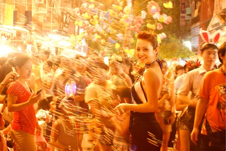 Jennifer Phạm đi chọn đồ Trung thu - 11