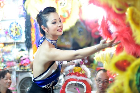 Jennifer Phạm đi chọn đồ Trung thu - 2