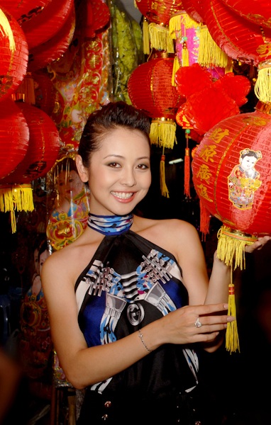 Jennifer Phạm đi chọn đồ Trung thu - 4