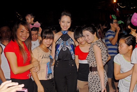 Jennifer Phạm đi chọn đồ Trung thu - 7