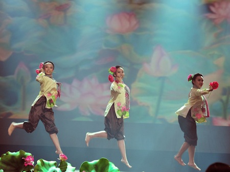 Linh Nga tỏa sáng trong Sen show - 13 Linh Nga tỏa sáng trong Sen show - 13