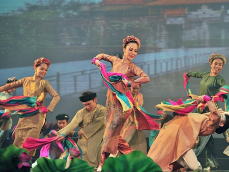 Linh Nga tỏa sáng trong Sen show - 14 Linh Nga tỏa sáng trong Sen show - 14
