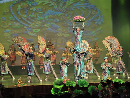 Linh Nga tỏa sáng trong Sen show - 19 Linh Nga tỏa sáng trong Sen show - 19