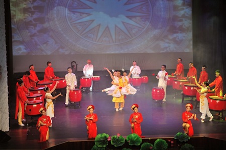 Linh Nga tỏa sáng trong Sen show - 2 Linh Nga tỏa sáng trong Sen show - 2