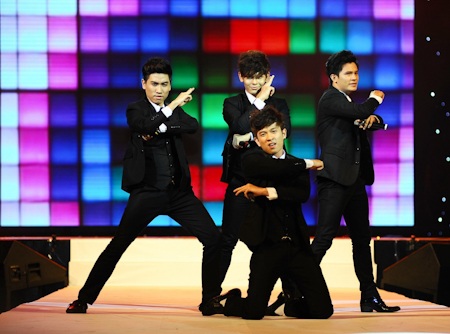 Hồ Đức Vĩnh nổi bật trong men's show với chiều cao "khủng" - 16 Hồ Đức Vĩnh nổi bật trong men's show với chiều cao "khủng" - 16