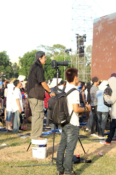 Hình ảnh vui về các phóng viên tác nghiệp tại SoundFest - 11 Hình ảnh vui về các phóng viên tác nghiệp tại SoundFest