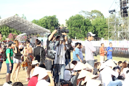 Hình ảnh vui về các phóng viên tác nghiệp tại SoundFest - 15 Hình ảnh vui về các phóng viên tác nghiệp tại SoundFest