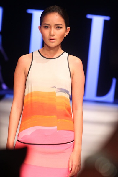 Thanh Hằng “phì phèo” thuốc lá trên sân khấu