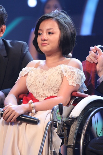 Cô gái xương thuỷ tinh rơi lệ tại Vietnam Got Talent - 2 Cô gái xương thuỷ tinh rơi lệ tại Vietnam Got Talent