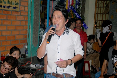 Bạn bè tới đưa tiễn lần cuối nghệ sĩ Tuấn Sang - 14 Bạn bè tới đưa tiễn lần cuối nghệ sĩ Tuấn Sang