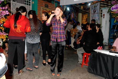 Bạn bè tới đưa tiễn lần cuối nghệ sĩ Tuấn Sang - 13 Bạn bè tới đưa tiễn lần cuối nghệ sĩ Tuấn Sang
