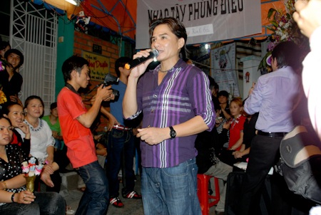 Bạn bè tới đưa tiễn lần cuối nghệ sĩ Tuấn Sang - 16 Bạn bè tới đưa tiễn lần cuối nghệ sĩ Tuấn Sang