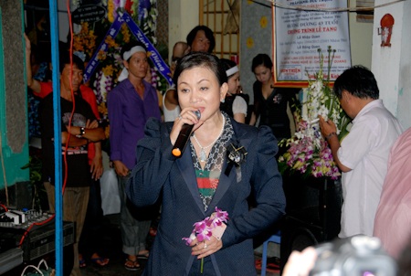 Bạn bè tới đưa tiễn lần cuối nghệ sĩ Tuấn Sang - 4 Bạn bè tới đưa tiễn lần cuối nghệ sĩ Tuấn Sang