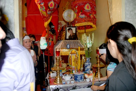 Bạn bè tới đưa tiễn lần cuối nghệ sĩ Tuấn Sang - 18 Bạn bè tới đưa tiễn lần cuối nghệ sĩ Tuấn Sang