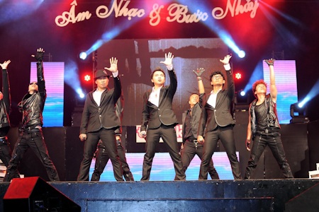 Sôi động với Âm nhạc và Bước nhảy