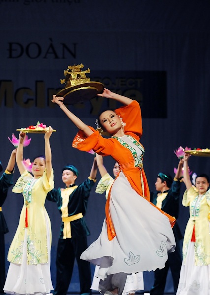 Những hình ảnh đẹp trong đêm nghệ thuật Việt - Mỹ - 2 Những hình ảnh đẹp trong đêm nghệ thuật Việt - Mỹ