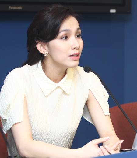 Hoa hậu Thuỳ Lâm: "Tôi sẽ luôn đội mũ bảo hiểm cho con" - 4 Hoa hậu Thuỳ Lâm: Tôi sẽ luôn đội mũ bảo hiểm cho con