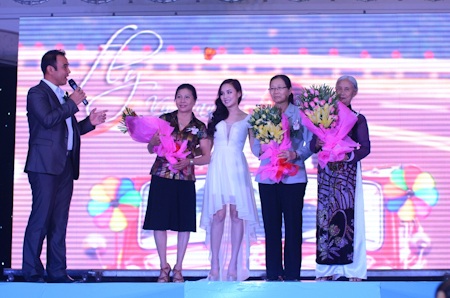 Sao hội tụ mừng Vy Oanh