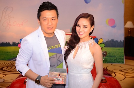 Sao hội tụ mừng Vy Oanh