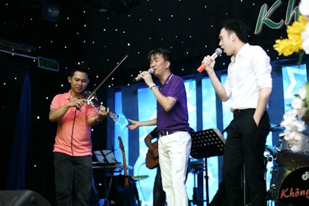 Đàm Vĩnh Hưng và Dương Triệu Vũ song ca trong ngày ra mắt album mới của Đàm Vĩnh Hưng.