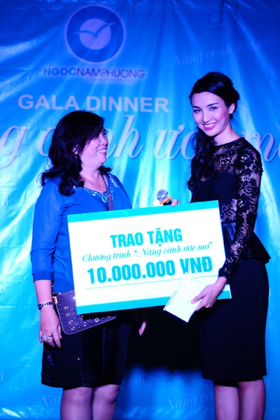 Diễm Hương đón sinh nhật muộn - 4 Ngọc Diễm trao tặng số tiền từ thiện 10 triệu đồng