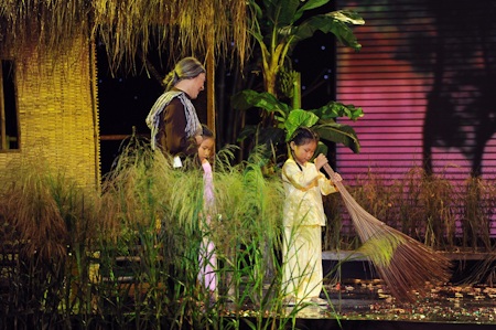 Thành Lộc, Hữu Châu cực hài hước trong liveshow Cẩm Ly - 2 Thành Lộc vào vai mẹ nuôi của Cẩm Ly
