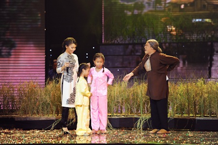 Thành Lộc, Hữu Châu cực hài hước trong liveshow Cẩm Ly - 3 Thành Lộc vào vai mẹ nuôi của Cẩm Ly