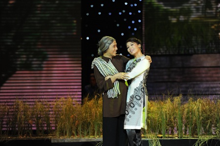 Thành Lộc, Hữu Châu cực hài hước trong liveshow Cẩm Ly - 5 Đó là một người mẹ rất thương yêu con