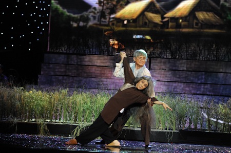 Thành Lộc, Hữu Châu cực hài hước trong liveshow Cẩm Ly - 9 Nhưng bà lại có mối xung khắc với hàng xóm từ 20 năm nay