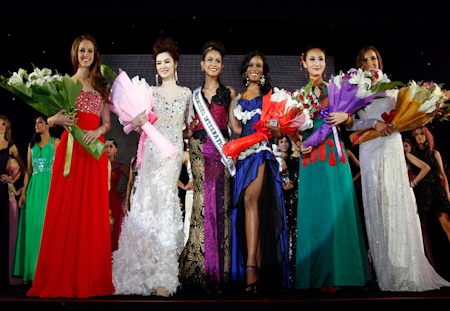 Ngọc Oanh lọt top 3 Siêu mẫu châu Á - 19 Ngọc Oanh lọt vào top 5 người xuất sắc nhất và sau đó đoạt giải 3 chung cuộc