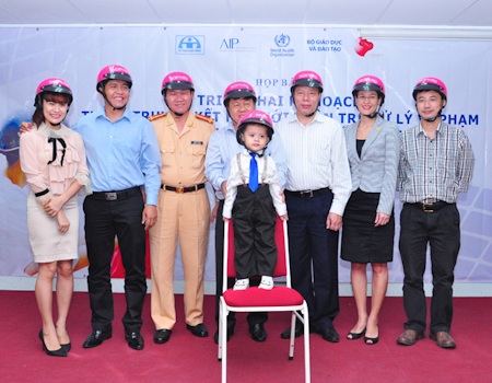 Đức Thịnh, Thanh Thuý dạy con an toàn giao thông - 2 Đức Thịnh, Thanh Thuý dạy con an toàn giao thông