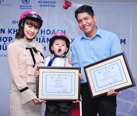 Đức Thịnh, Thanh Thuý dạy con an toàn giao thông - 1 Đức Thịnh, Thanh Thuý dạy con an toàn giao thông