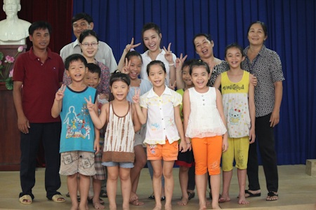 Vy Oanh tặng cặp sách trẻ em mồ côi đến trường - 9 Những em bé mồ côi tặng lại cho Vy Oanh những màn biểu diễn rất hay